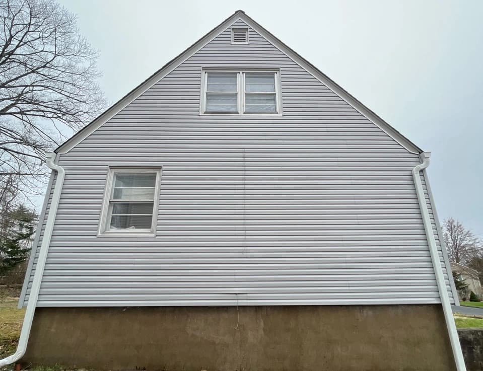 Lakewood Power Washing technician performing detailed house washing in Lakewood residential area